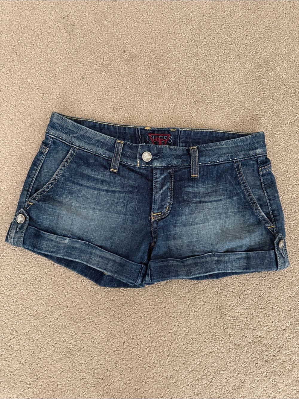 Vintage low
Rise GUESS Women’s Indigo Roll-Cuff Denim Shorts